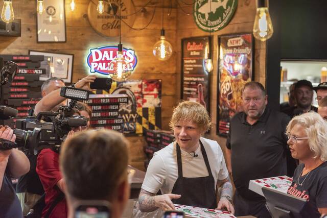 Ed Sheeran surprises, delights fans at Caliente Pizza in Crafton